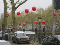 906667 Afbeelding van ballonnen langs de kade bij de Bemuurde Weerd O.Z. te Utrecht, opgehangen in aanloop van de ...
